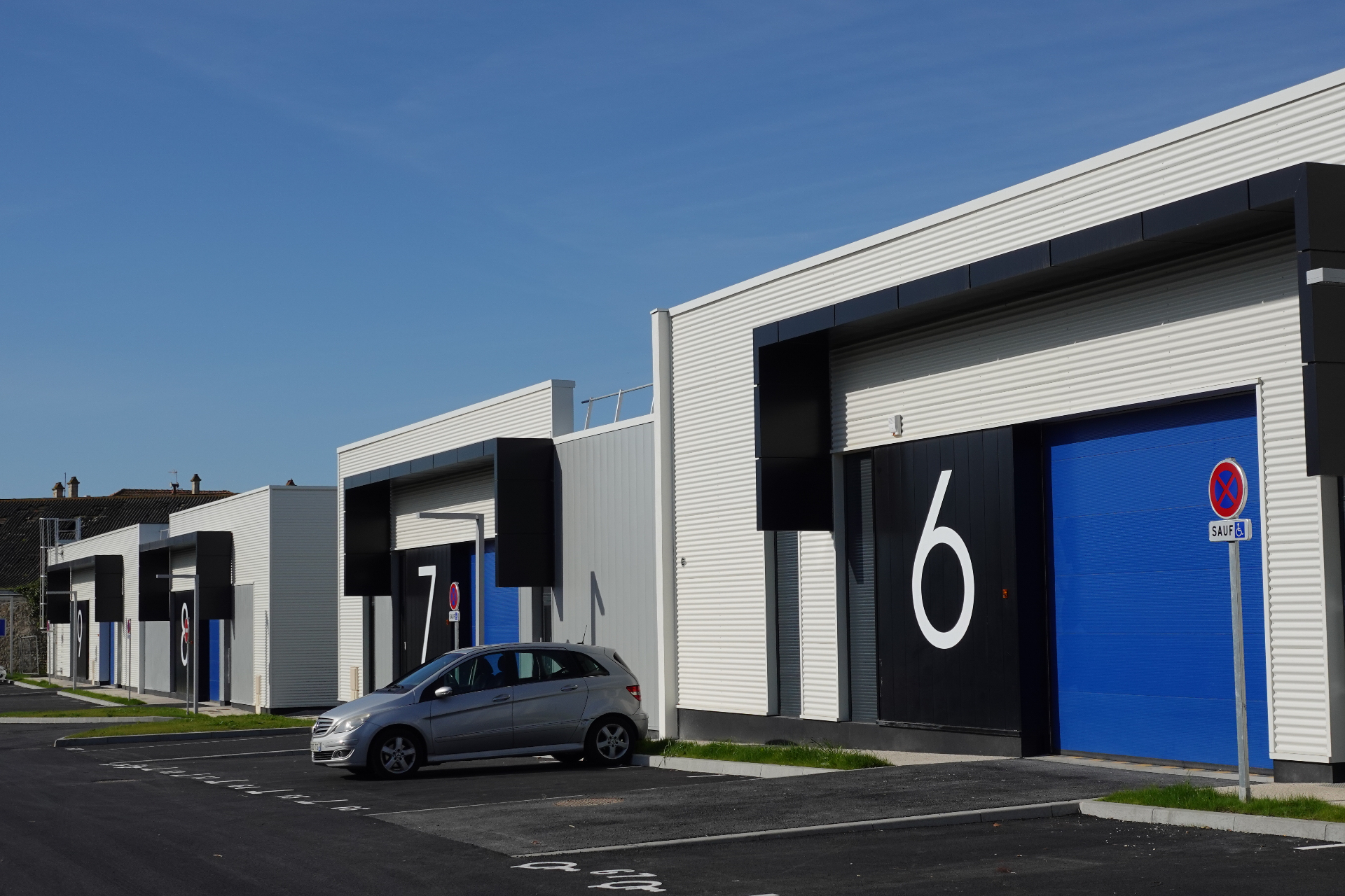 Ateliers professionnels avec parking au centre d'activités UNDERTECH