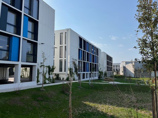 Espaces extérieurs paysagers du centre d'activités UNDERTECH à La Rochelle