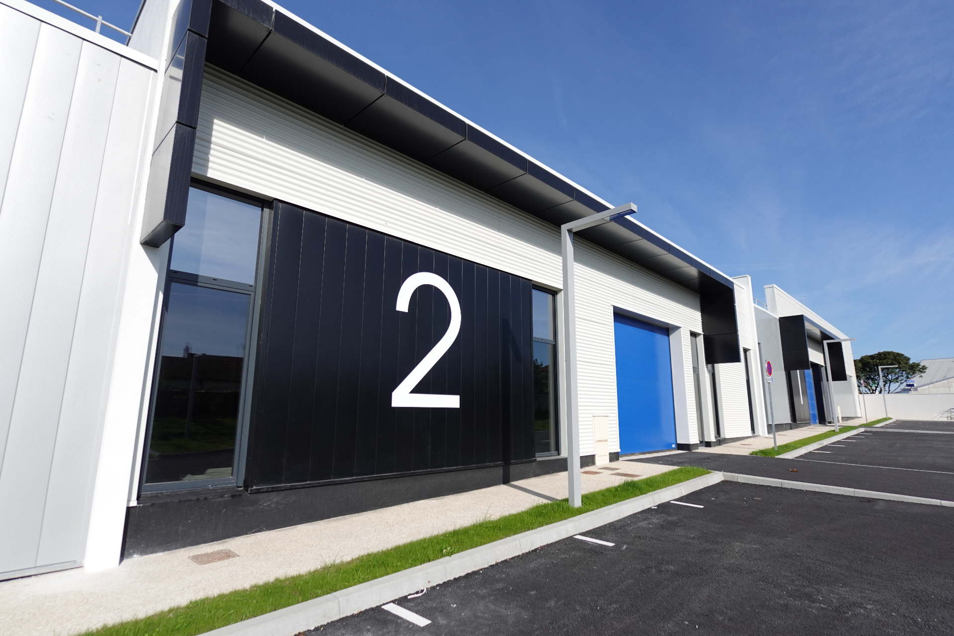 Façade et locaux du centre d'activités UNDERTECH à La Rochelle